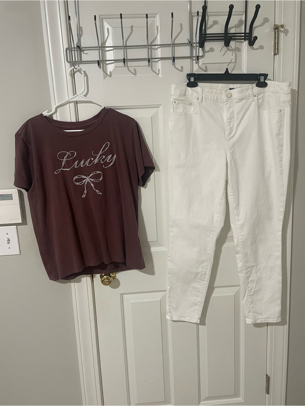Lucky Graphic Tee in Brown & white White Bow sz14 jeans